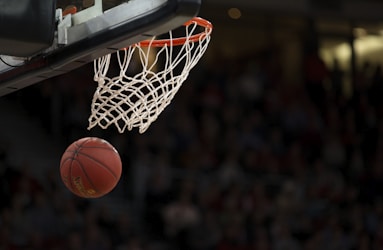 NBA篮球比赛现场 - 勒布朗詹姆斯突破上篮，球场灯光聚焦